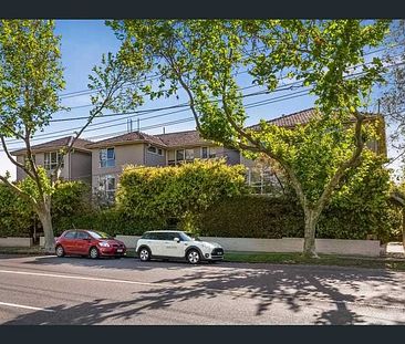 Tranquil Apartment Near Toorak Station - Photo 3