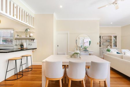 Timeless Elegance, Single Level Dress-circle Perfection - Photo 4