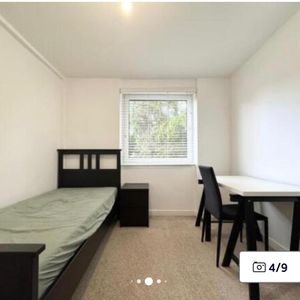 Room in a Shared House, The Priory, CR0 - Photo 3