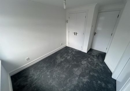 Spinners End Drive, Cradley Heath, West Midlands - Photo 2