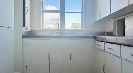 Family Home With Great Location - Photo 3