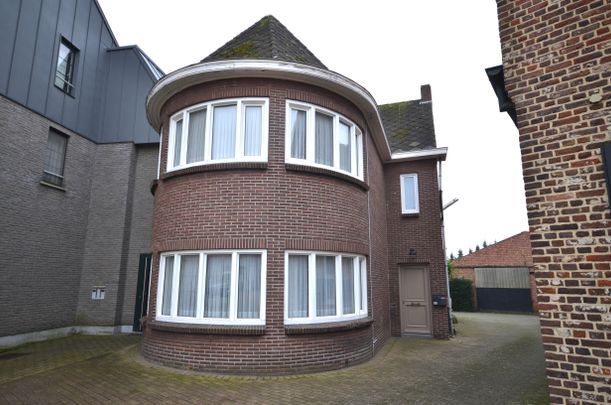 IDEALIS VASTGOED – CHARMANTE EN GOED ONDERHOUDEN WONING MET EEN GEZELLIGE LEEFRUIMTE, GOED INGERICHTE KEUKEN, RUIME WASPLAATS, 3 KNAPPE SLAAPKAMERS, BADKAMER, BERGING EN KELDER OP EEN ONDERHOUDSVRIENDELIJK PERCEEL - Foto 1