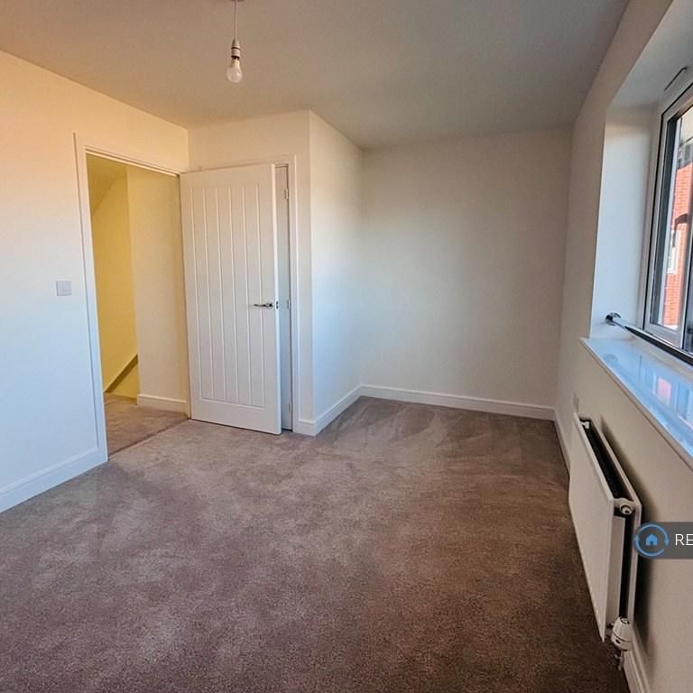 3 bedroom semi-detached house to rent - Photo 1