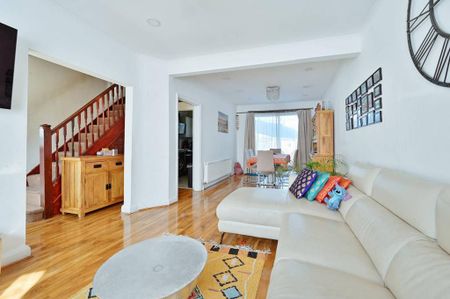 4 bedroom end of terrace house to rent - Photo 2