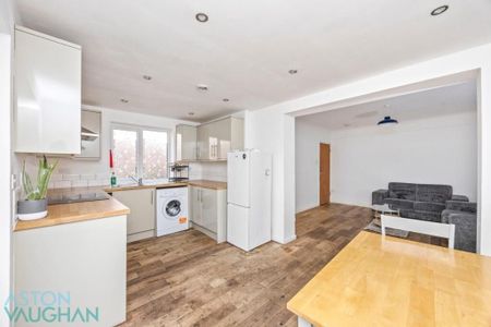 4 bedroom end of terrace house to rent - Photo 5