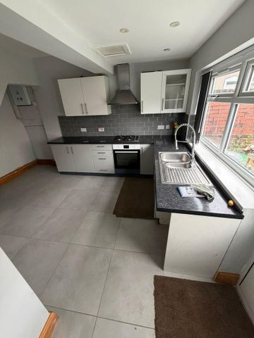 2 bedroom end of terrace house to rent - Photo 4