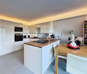Thames Side, Staines-upon-thames, Surrey, TW18 - Photo 2