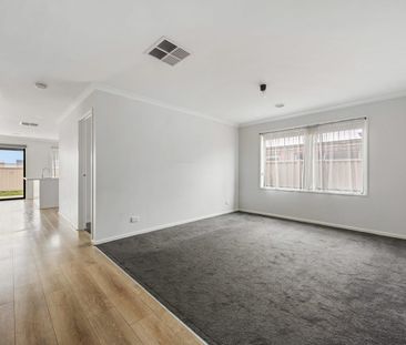 Modern and low maintenance Living - Photo 1