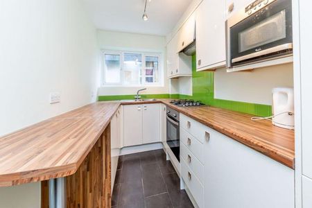 beautiful and spacious 2 double bedroom property on a quiet residential street - Photo 3
