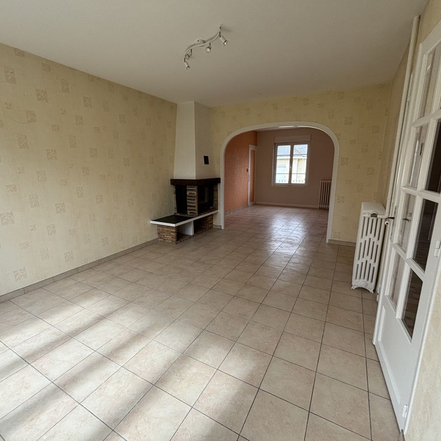 Location Maison 3 pièces 70m² SABLE SUR SARTHE 72300 - Photo 1