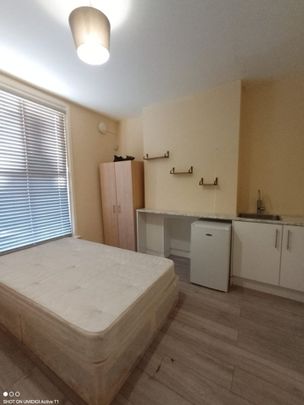 Studio Flat, Sandhurst Road, SE6 - Photo 1