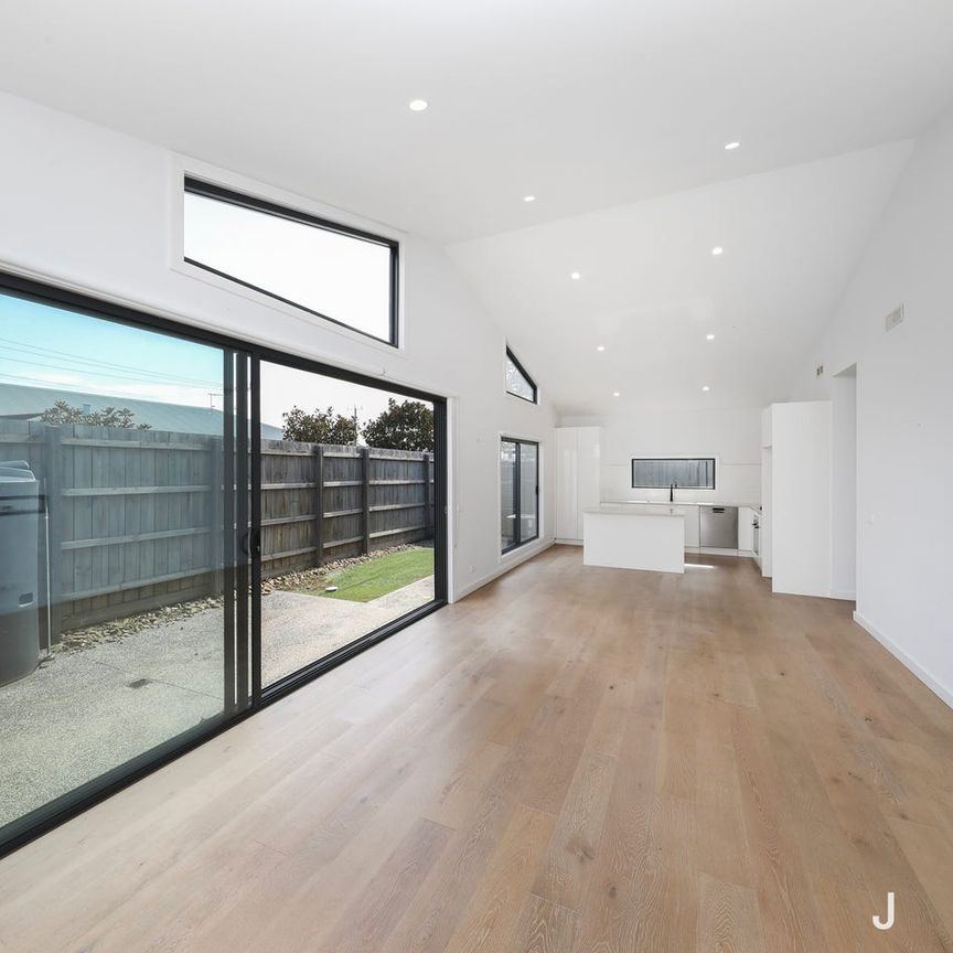 Clean lines, generous proportions, quiet & private living - Photo 1