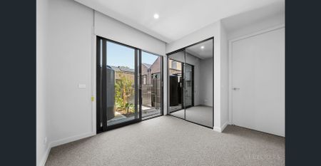 Contemporary Elegance Meets Everyday Ease - Photo 3