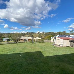 Large Family Home - Ample Shedding! - Photo 2