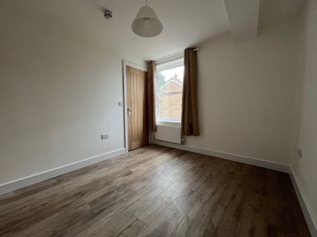 Dove Bank, Uttoxeter - Photo 3