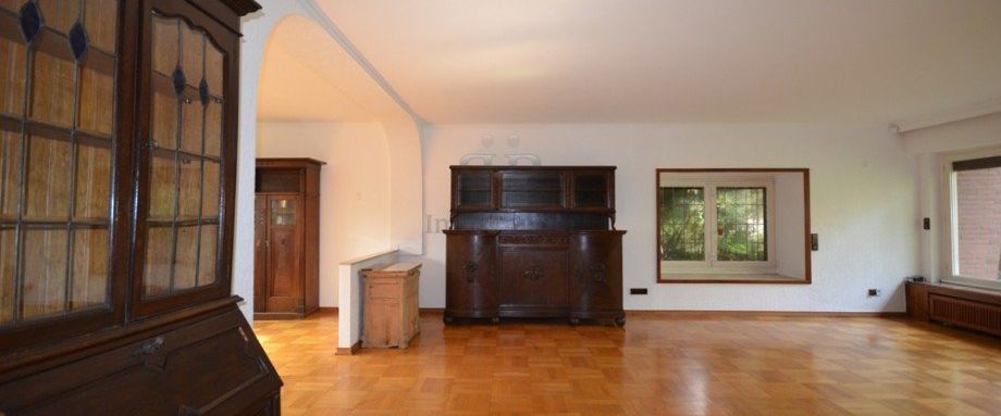 Das Einfamilienhaus besticht durch seinen besonderen Charme und Flair, insbesondere der große Garten - Photo 1