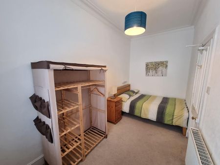 3 bedroom flat to rent - Photo 3