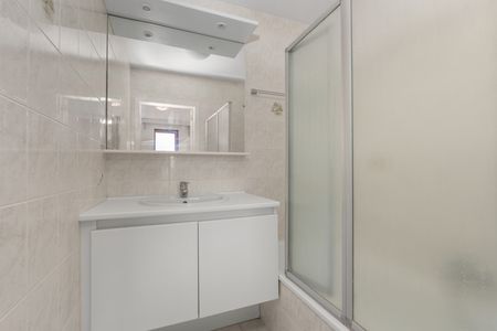 Ongemeubeld appartement met 1 slaapkamer en parking - Photo 3