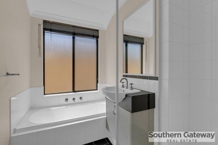 Spacious 3 bedroom 2 bathroom home - Photo 5