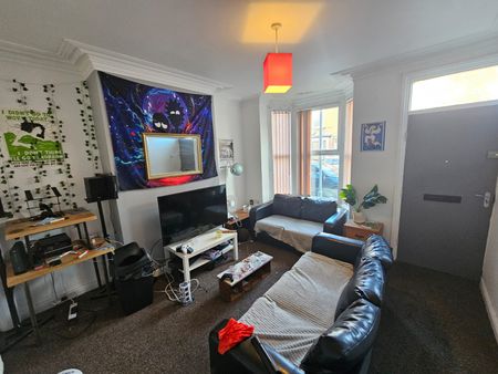 4 Bed - 21 Ashville Avenue, Headingley, Leeds - LS6 1LX - Student - Photo 5