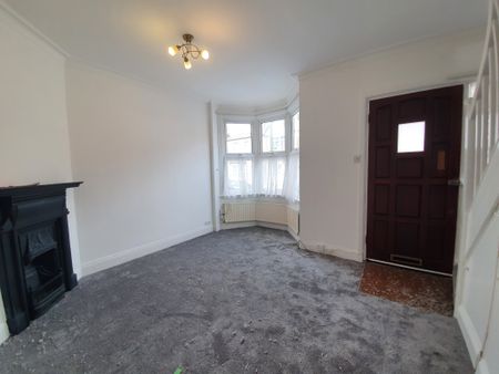 2 bedroom terrace house, prime Bromley location, BR1 - Photo 4