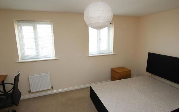 A spacious five bedroom student house offered on a furnished basis. Bills not included. Available in August. - Photo 1