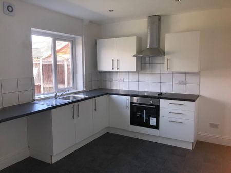3 bedroom semi-detached house to rent - Photo 2