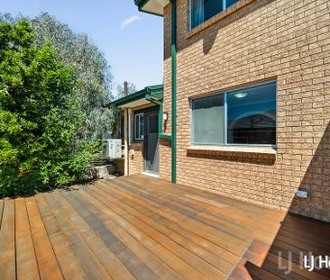 Split Level 2 Bedroom Townhouse in Central Queanbeyan - Photo 2