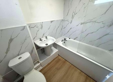 Mayfield Road, Farnborough, GU14 - Photo 3