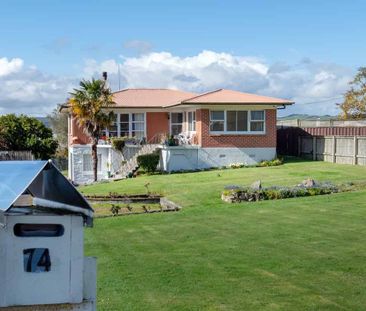 Spacious Family Home with Lake Views - Photo 3