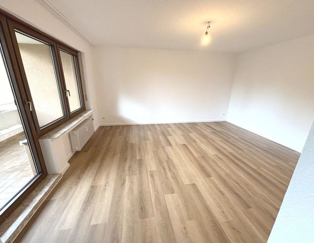 Frisch renovierte 3-Zimmer-Wohnung mit Balkon und neuer Einbauküche in ruhiger Lage - Photo 1