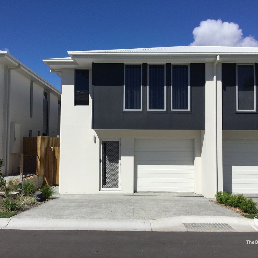 Modern Townhouse for Rent - Photo 1