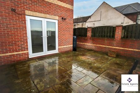 2 Bedroom House - End Terrace To Let - Photo 5