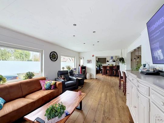 Ruime open bebouwing met 4 slaapkamers, garage en grote tuin. - Photo 1