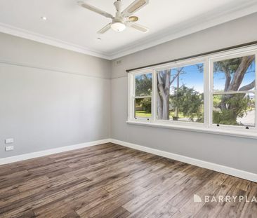 4 Bedroom, 6 Car Garage - Photo 1