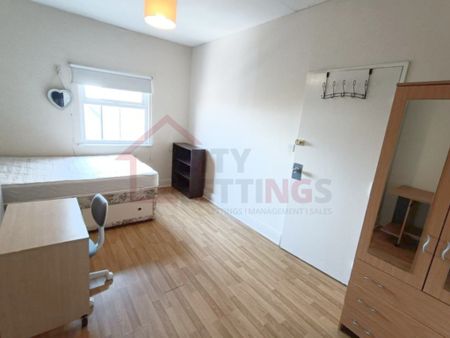 3 Bedroom Flat - Photo 3