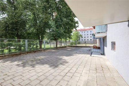 Hledáte prostorný byt, kde budete mít vše potřebné na dosah? Oceníte bydlení v cihlovém domě s výtahem, sklepem a příjemným parkem hned za domem? - Фото 5