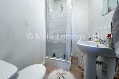 5 Bedroom Mid Terraced House for rent in Headingley Avenue - Photo 2