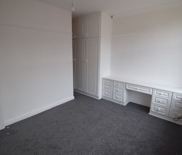 To Let 4 Bed Mid Terraced House - Photo 3