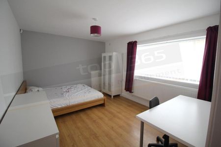 6 bedroom semi-detached bungalow to rent - Photo 3