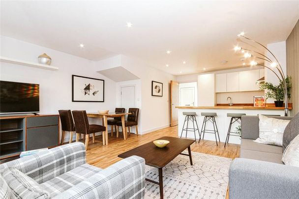 4 bedroom end of terrace house to rent - Photo 1