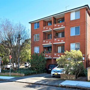 Two Bedroom Apartment in Convenient Location - Photo 3