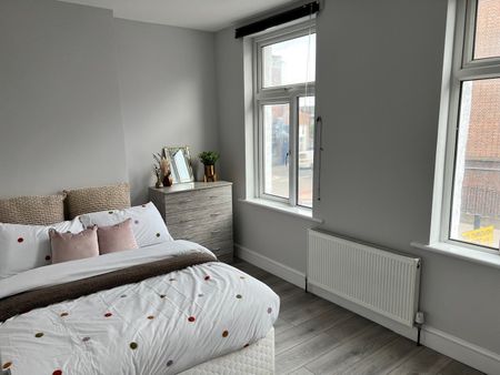 Room in a Shared Flat, Homerton High Street, E9 - Photo 2