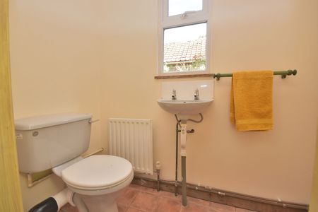 3 bedroom semi detached bungalow to rent, - Photo 5