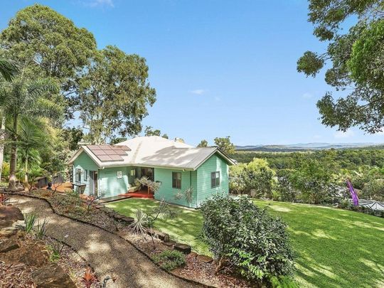 Wonderful Family Home with Stunning Views! - Photo 1