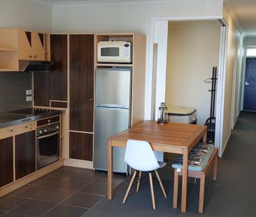 Large 2 Bedroom Unit - Secured carpark included! - Photo 6