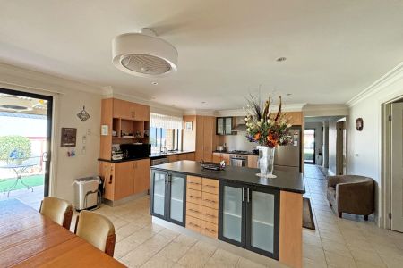Stunning, Spacious Home. - Photo 4