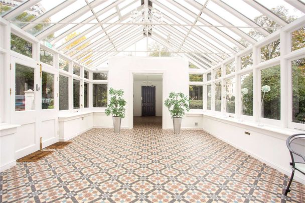 2 bedroom apartment set in a most central location. - Photo 1