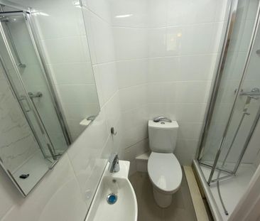 1 bedroom in a flat share to rent - Photo 3