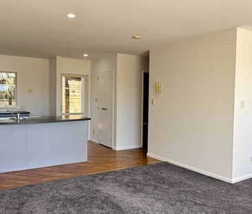 Modern 3-Storey Townhouse - Freshly Updated! - Photo 3